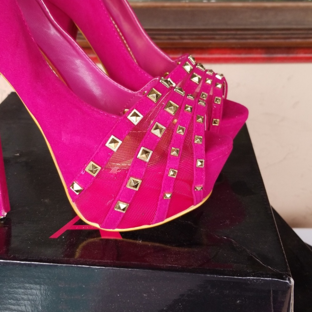 Heel - Picture 2 of 5
